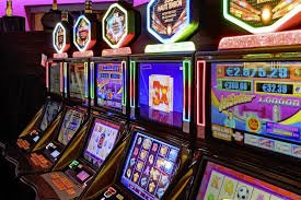 Layar permainan slot Galactic Gems menampilkan gulungan, simbol, dan tabel pembayaran